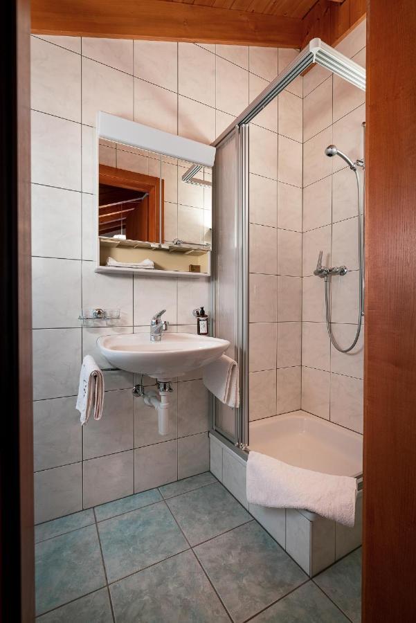 Kulinarik & Geniesser Hotel Strauss Fiesch Bagian luar foto